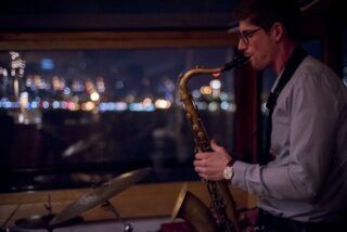 ¿Hay cruceros panorámicos con jazz en directo en Nueva York?