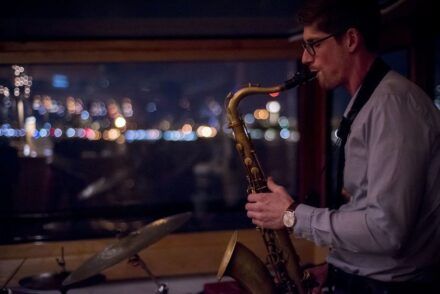 ¿Hay cruceros panorámicos con jazz en directo en Nueva York?
