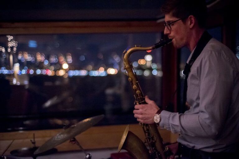 ¿Hay cruceros panorámicos con jazz en directo en Nueva York?